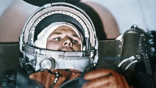 Yuri Gagarin na cabine da nave espacial antes do voo ao espaço - Sputnik Brasil