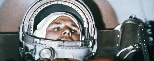 Yuri Gagarin na cabine da nave espacial antes do voo ao espaço - Sputnik Brasil