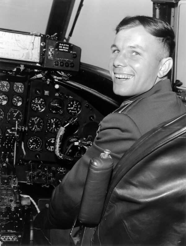 Yuri Gagarin na cabine de um avião britânico Vickers Viscount, em Londres, julho de 1961 - Sputnik Brasil
