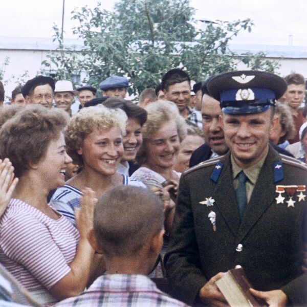 Herói da União Soviética Yuri Gagarin se encontrando com habitantes da sua cidade natal de Gzhatsk, que desde 1968 passou a ser chamada de Gagarin em sua homenagem - Sputnik Brasil