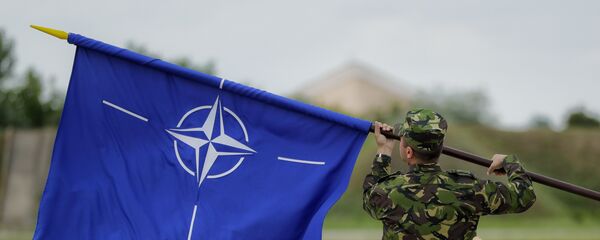 Soldado romeno com bandeira da OTAN - Sputnik Brasil