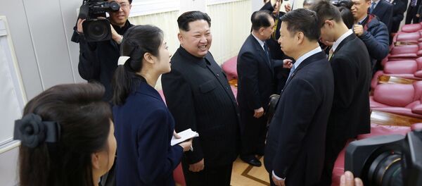 Líder da Coreia do Norte, Kim Jong-un, sorri ao efetuar sua visita não oficial a Pequim, entre 25 e 28 de março de 2018 - Sputnik Brasil