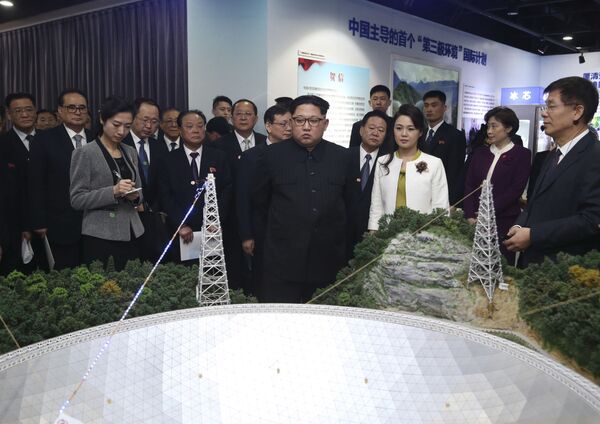 Líder da Coreia do Norte, Kim Jong-un, junto com sua esposa, Ri Sol Ju, visita exposição na Academia de Ciências da China, em Pequim, no decorrer de visita não oficial entre 25 e 28 de março de 2018 - Sputnik Brasil