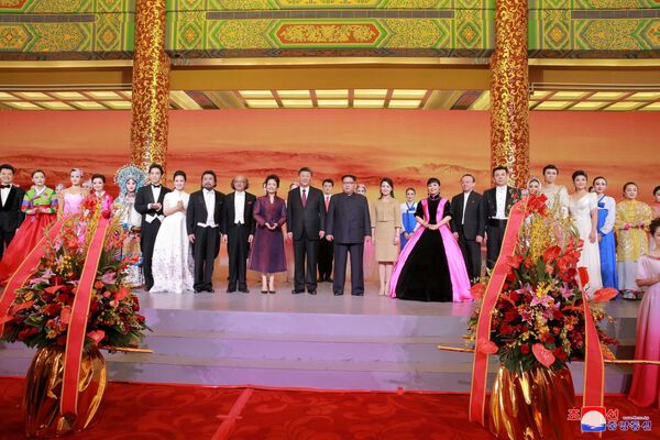 Líder da Coreia do Norte, Kim Jong-un, junto com sua esposa, Ri Sol Ju, e o presidente chinês, Xi Jiping, junto com sua esposa Peng Liyuan, durante um jantar solene no âmbito da histórica reunião bilateral, em Pequim, entre 25 e 28 de março de 2018 - Sputnik Brasil