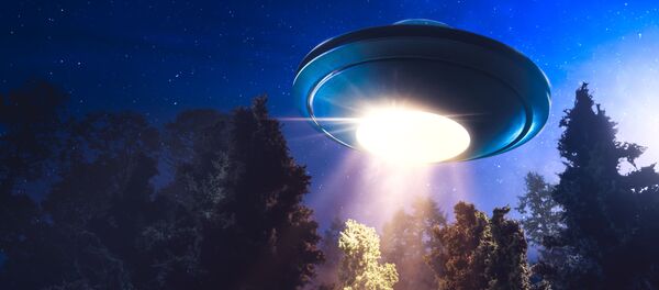 OVNI sobrevoando floresta (imagem referencial) - Sputnik Brasil