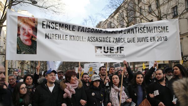 Pessoas carregando um cartaz com uma foto de Mireille Knoll enquanto marcham em silêncio durante uma amnifestação contra o anti-semitismo em Paris, França. - Sputnik Brasil