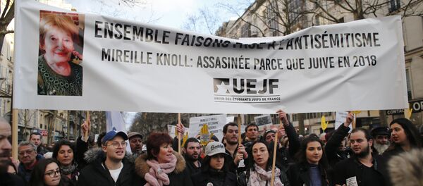 Pessoas carregando um cartaz com uma foto de Mireille Knoll enquanto marcham em silêncio durante uma amnifestação contra o anti-semitismo em Paris, França. - Sputnik Brasil
