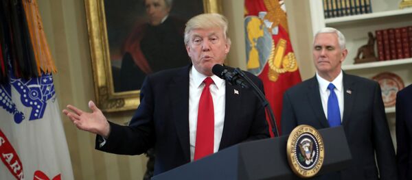 U.S. President Donald Trump speaks during a signing ceremony of executive orders on trade, accompanied by Vice President Mike Pence (C) and U.S. Commerce Secretary Wilbur Ross (R) at the Oval Office of the White House in Washington, U.S., March 31, 2017 - Sputnik Brasil