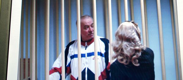 Imagem do ex-espião russo Sergei Skripal em 9 de agosto de 2006, quando falava com o seu advogado atrás das grades fora de um tribunal de Moscou - Sputnik Brasil