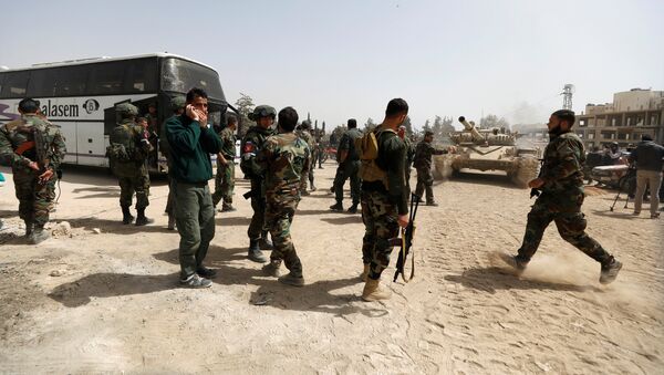 Soldados do exército sírio na entrada para Harasta, Síria. - Sputnik Brasil