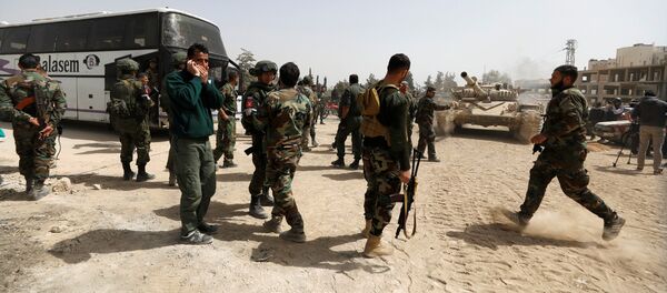 Soldados do exército sírio na entrada para Harasta, Síria - Sputnik Brasil