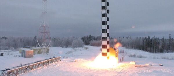 Apresentação gráfica dos testes do míssil Sarmat utilizada durante discurso do presidente russo, Vladimir Putin, perante a Assembleia Federal, 1º de março de 2018 - Sputnik Brasil