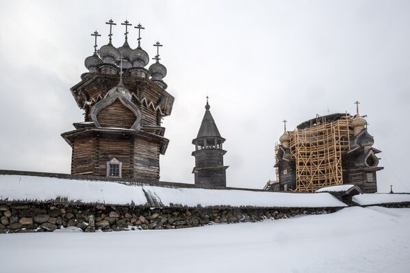 Igreja de Intercessão de Santa Maria, torre sineira e a Igreja de Transfiguração de Salvador, na ilha de Kizhi, na república da Carélia, Rússia - Sputnik Brasil