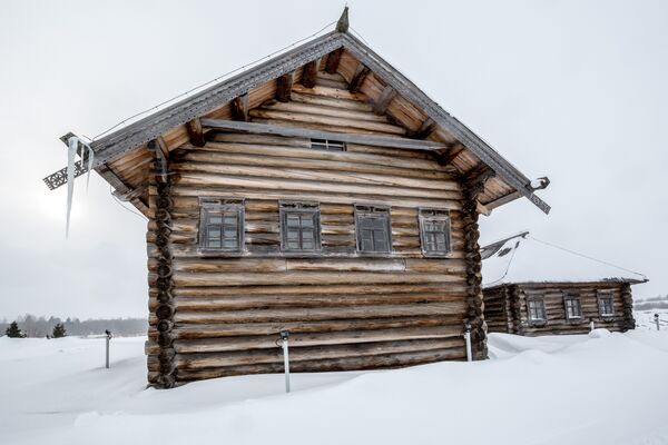 Vista invernal da arquitetura de madeira na ilha de Kizhi, na república da Carélia, Rússia - Sputnik Brasil