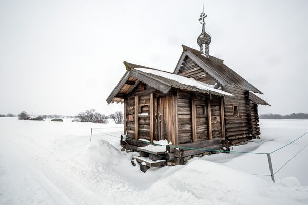 Vista invernal da arquitetura de madeira na ilha de Kizhi, na república da Carélia, Rússia - Sputnik Brasil