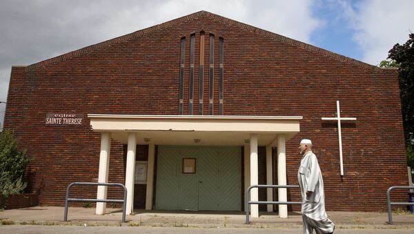 Um muçulmano passa pela igreja Sainte Therese em Saint-Etienne-du-Rouvray, perto de Rouen, na Normandia, França - Sputnik Brasil