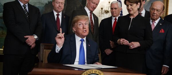 President Donald Trump speaks before he signs a presidential memorandum imposing tariffs and investment restrictions on China in the Diplomatic Reception Room of the White House, Thursday, March 22, 2018, in Washington. - Sputnik Brasil