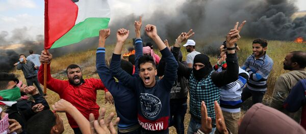 Palestinos gritam contra tropas israelenses durante protesto na Faixa de Gaza. Ao menos 15 pessoas foram mortas e 1.200 ficaram feridas. - Sputnik Brasil