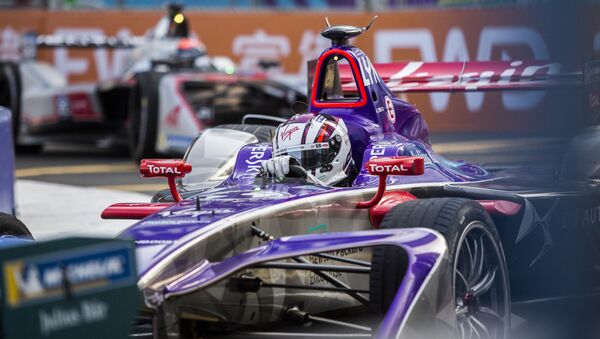 Um carro esportivo da equipe DS Virgin do Reino Unido durante o campeonato Formula E em Hong Kong, dezembro de 2017 - Sputnik Brasil