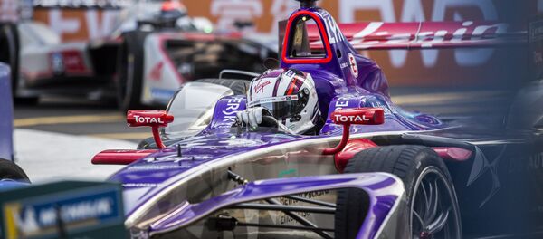 Um carro esportivo da equipe DS Virgin do Reino Unido durante o campeonato Formula E em Hong Kong, dezembro de 2017 - Sputnik Brasil