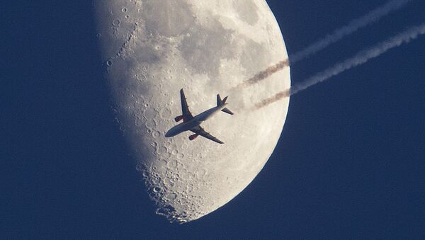 Avião sobrevoa com Lua em fundo, Alemanha - Sputnik Brasil