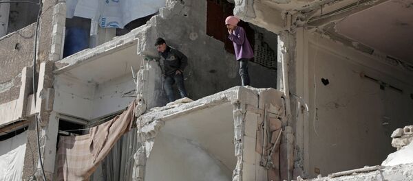 Crianças sírias em prédio destruído em Douma, Ghouta Oriental, Síria - Sputnik Brasil