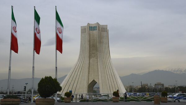 A Torre Azadi e bandeiras iranianas em Teerã - Sputnik Brasil