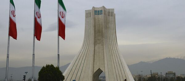 A Torre Azadi e bandeiras iranianas em Teerã - Sputnik Brasil