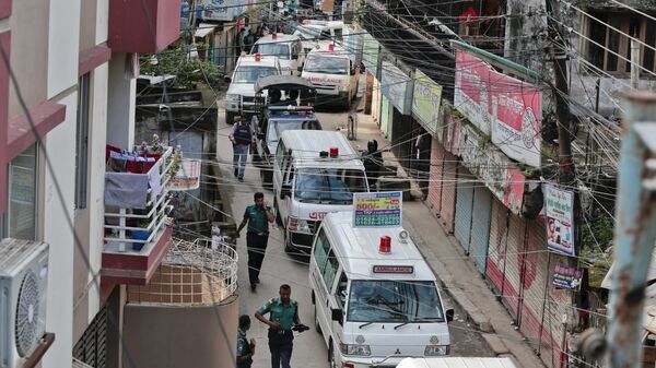 Ambulâncias que transportam corpos de supostos militantes islâmicos deixam as instalações de um prédio de cinco andares que foi invadido pela polícia em Daca, Bangladesh, terça-feira, 26 de julho de 2016 - Sputnik Brasil
