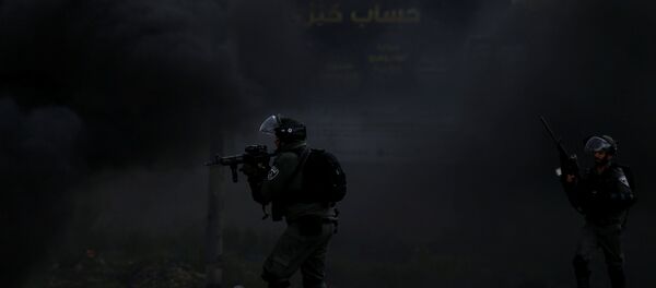 Policial israelense aponta arma contra manifestantes palestinos, 30 de março de 2018 Policial israelense aponta arma contra manifestantes palestinos, 30 de março de 2018 - Sputnik Brasil