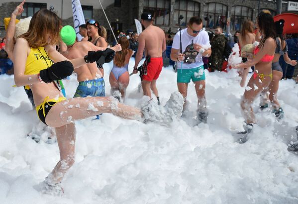 Participantes do festival BoogelWoogel 2018 durante a descida coletiva de montanha no resort Rosa Khutor, em Sochi - Sputnik Brasil