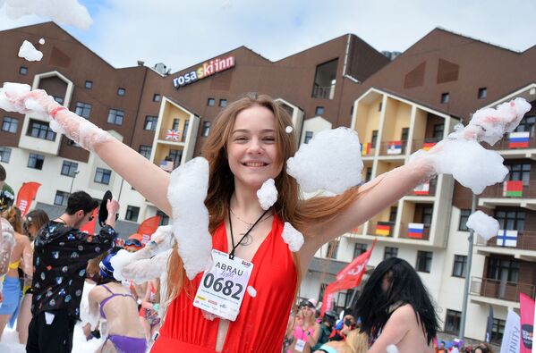 Participante do festival BoogelWoogel 2018 durante a descida coletiva de montanha no resort Rosa Khutor, em Sochi - Sputnik Brasil