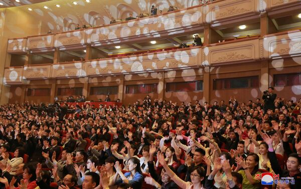Espectadores no concerto de música pop sul-coreana, Pyongyang, 1º de abril - Sputnik Brasil