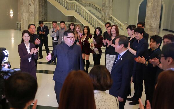 Kim Jong-un  se encontra com cantores sul-coreanos, Pyongyang, 1º de abril - Sputnik Brasil