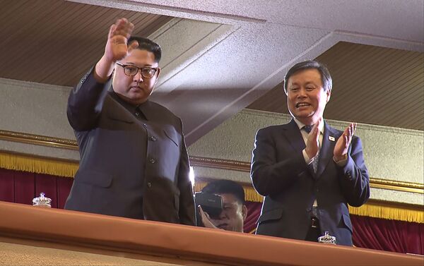 Kim Jong-un com ministro da Cultura, Esporte e Turismo sul-coreano Do Jong-whan durante concerto de música pop sul-coreana, Pyongyang, 1º de abril - Sputnik Brasil