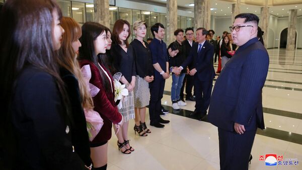 Kim Jong-un se encontra com cantores sul-coreanos, Pyongyang, 1º de abril - Sputnik Brasil