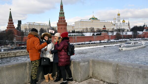 Transeuntes na ponte de Bolshoy Kamenny em Moscou. - Sputnik Brasil