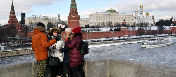 Transeuntes na ponte de Bolshoy Kamenny em Moscou. - Sputnik Brasil