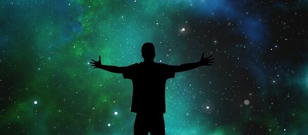 Homem olhando para Universo - Sputnik Brasil