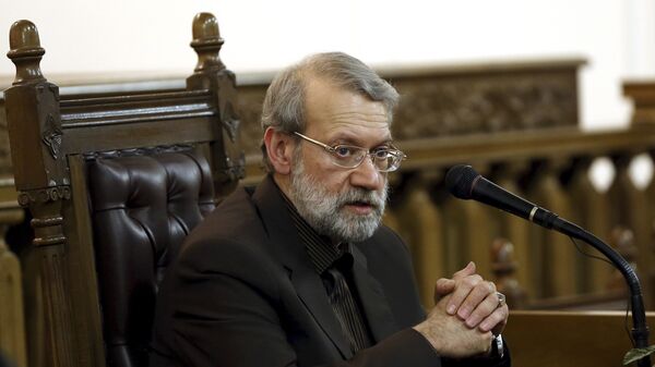O presidente do parlamento iraniano, Ali Larijani, fala durante uma coletiva em Teera em 13 de março de 2017 - Sputnik Brasil