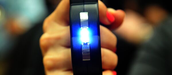 Exibidor demonstra uma arma de choque ZAP Blast Knuckles Stun Gun, durante reunião anual da Associação Nacional de Rifle em Nashville, Tennessee, 11 de abril de 2015 - Sputnik Brasil