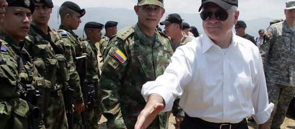 Robert Gates, ex-secretário de Defesa dos Estados Unidos aperta mão de soldado colombiano na base militar de Tolemaida (foto de arquivo) Robert Gates, ex-secretário de Defesa dos Estados Unidos aperta mão de soldado colombiano na base militar de Tolemaida (foto de arquivo) - Sputnik Brasil