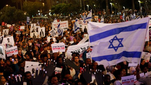 Pessoas marcham contra plano do governo israelense de deportar migrantes africanos, Tel Aviv, 24 de março de 2018 - Sputnik Brasil