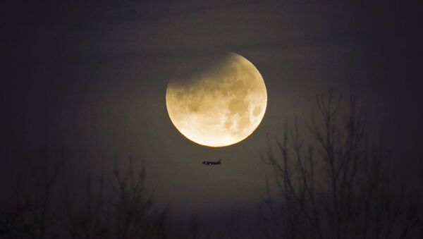 Avião com Lua no plano de fundo durante fenômeno raríssimo que combina Superlua, Lua azul e eclipse lunar - Sputnik Brasil