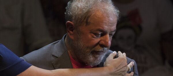 Lula da Silva recebe um abraço durante ato com Partido dos Trabalhadores no Rio de Janeiro em 2 de abril de 2018 - Sputnik Brasil