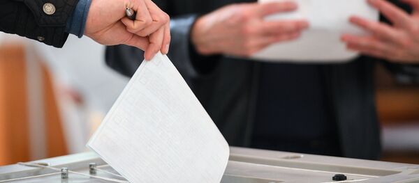 Pessoa votando nas eleições presidenciais em 18 de março Pessoa votando nas eleições presidenciais em 18 de março - Sputnik Brasil