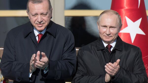 Presidente turco, Recep Tayyip Erdogan, e seu homólogo russo, Vladimir Putin, durante a cerimônia oficial de boas-vindas no âmbito da visita do presidente russo a Ancara, em 3 de abril - Sputnik Brasil