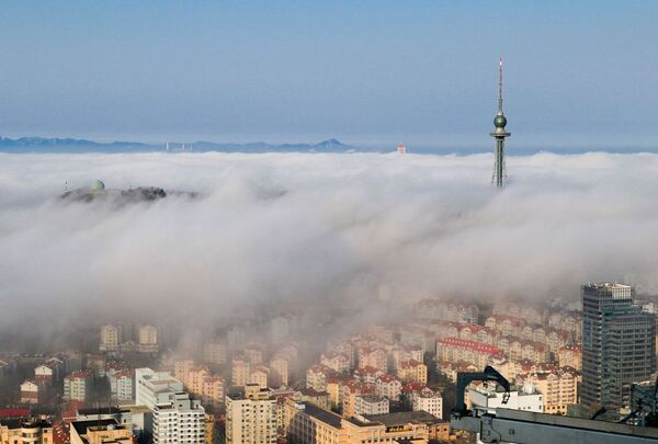 A cidade chinesa de Qindao vista com uma capa de neblina em 27 de março de 2015. - Sputnik Brasil