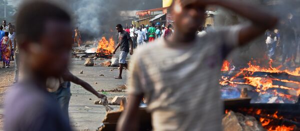 Manifestantes seguem protestando nas ruas de Bujumbura contra a candidatura de Pierre Nkurunziza a um terceiro mandato como presidente do Burundi - Sputnik Brasil