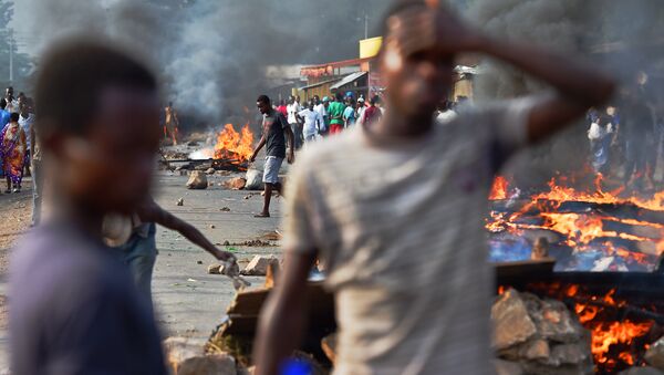 Manifestantes seguem protestando nas ruas de Bujumbura contra a candidatura de Pierre Nkurunziza a um terceiro mandato como presidente do Burundi - Sputnik Brasil
